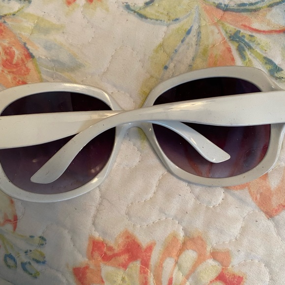 White large Sunglasses dark lens 100%UV - Picture 4 of 6